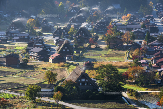 朝の白川郷と紅葉
(c)YOSHITSUGU NISHIGAKI/SEBUN PHOTO