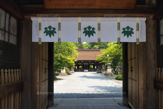 多田神社 拝殿と随神門
(c)YOSHITSUGU NISHIGAKI/SEBUN PHOTO