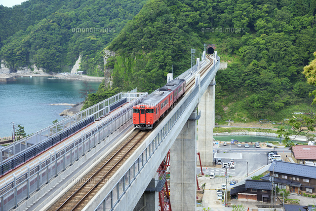 余部橋梁と電車
(c)YOSHITSUGU NISHIGAKI/SEBUN PHOTO