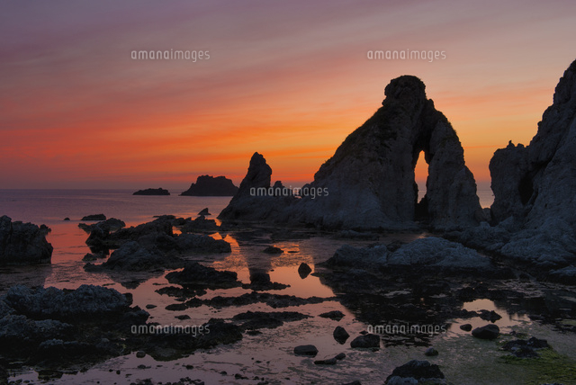 七浦海岸 夫婦岩の夕景
(c)YOSHITSUGU NISHIGAKI/SEBUN PHOTO