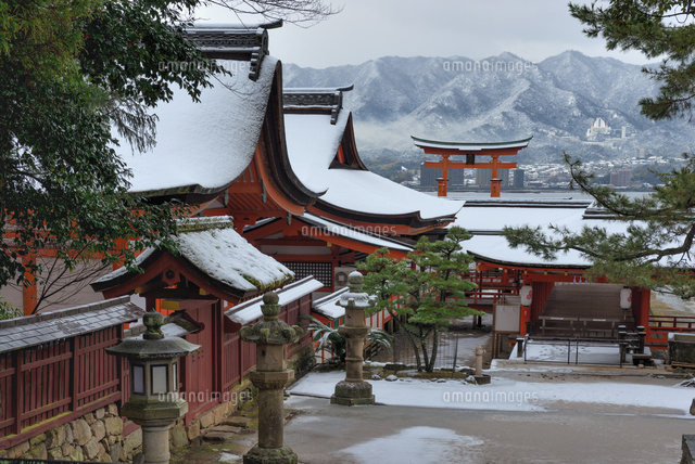 雪の厳島神社と大鳥居
(c)YOSHITSUGU NISHIGAKI/SEBUN PHOTO