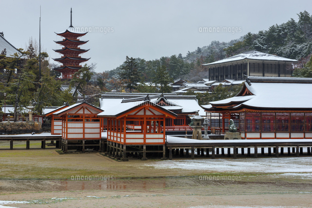 雪の厳島神社と五重塔
(c)YOSHITSUGU NISHIGAKI/SEBUN PHOTO
