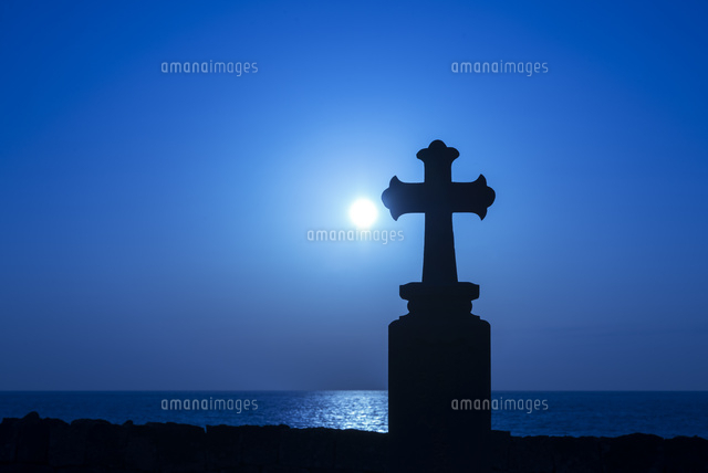 淵ノ元カトリック墓碑群と夕日
(c)YOSHITSUGU NISHIGAKI/SEBUN PHOTO
