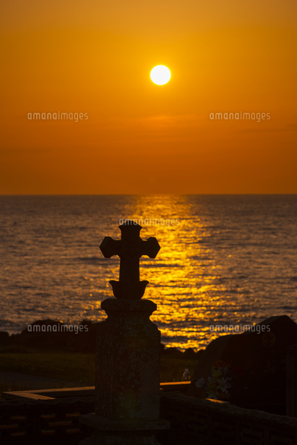 淵ノ元カトリック墓碑群と夕日
(c)YOSHITSUGU NISHIGAKI/SEBUN PHOTO
