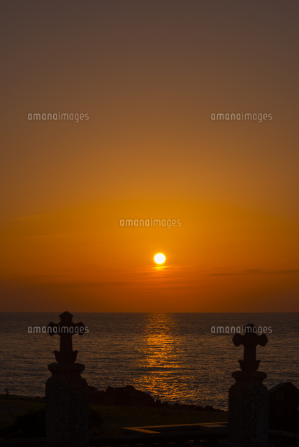淵ノ元カトリック墓碑群と夕日
(c)YOSHITSUGU NISHIGAKI/SEBUN PHOTO
