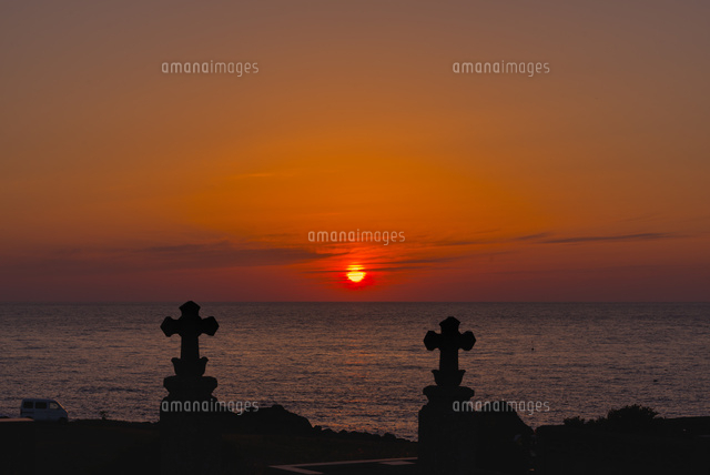 淵ノ元カトリック墓碑群と夕日
(c)YOSHITSUGU NISHIGAKI/SEBUN PHOTO