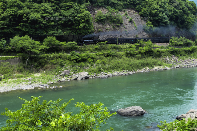 球磨川とSL人吉号
(c)YOSHITSUGU NISHIGAKI/SEBUN PHOTO