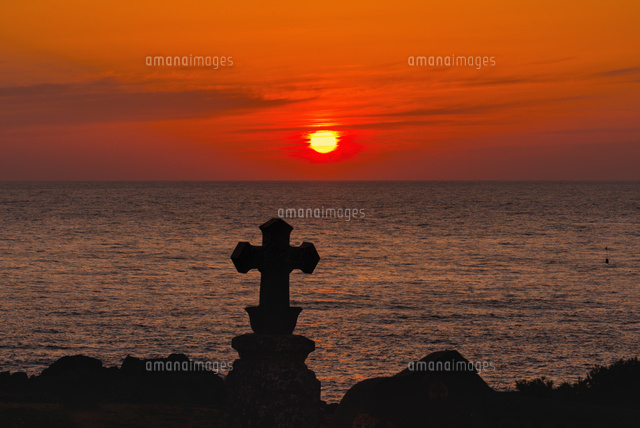 淵ノ元カトリック墓碑群と夕日
(c)YOSHITSUGU NISHIGAKI/SEBUN PHOTO