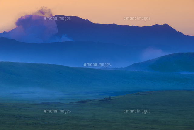 朝の草千里と阿蘇山
(c)YOSHITSUGU NISHIGAKI/SEBUN PHOTO