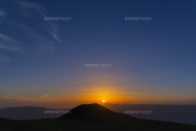 米塚と夕日
(c)YOSHITSUGU NISHIGAKI/SEBUN PHOTO