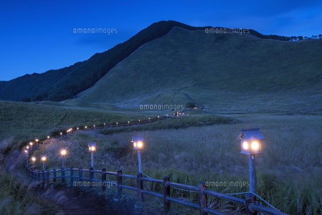 ススキの曽爾高原と夜景
(c)YOSHITSUGU NISHIGAKI/SEBUN PHOTO