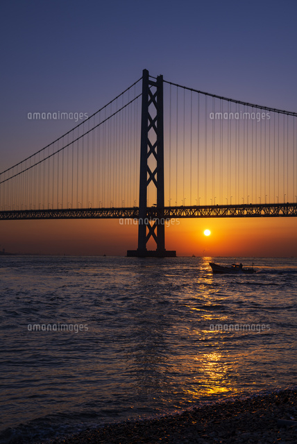 朝日と明石海峡大橋
(c)YOSHITSUGU NISHIGAKI/SEBUN PHOTO