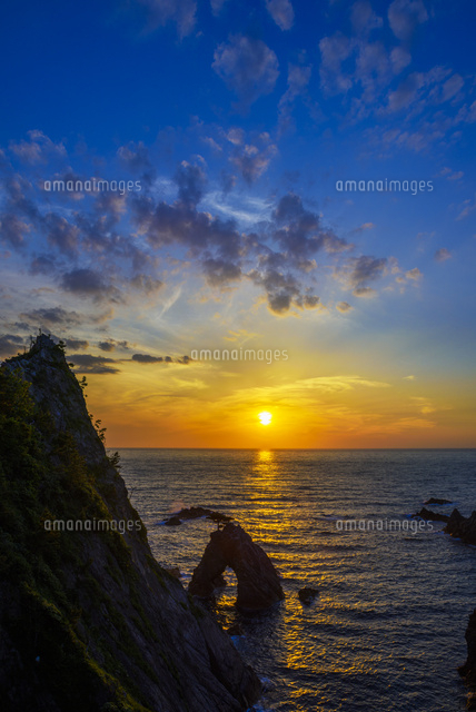 浦富海岸の夕日
(c)YOSHITSUGU NISHIGAKI/SEBUN PHOTO