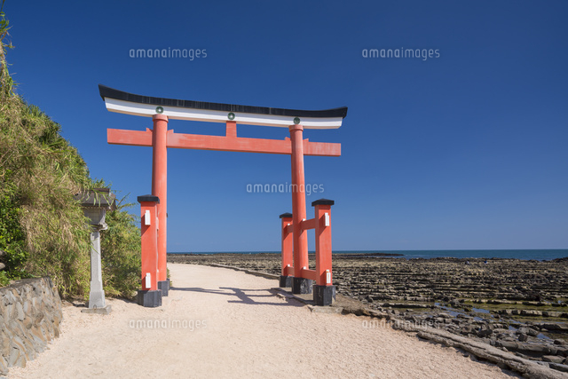 鬼の洗濯岩と青島神社鳥居
(c)YOSHITSUGU NISHIGAKI/SEBUN PHOTO