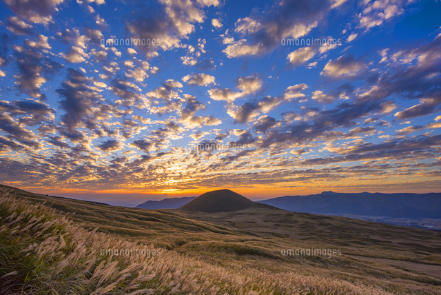 米塚の夕日
(c)YOSHITSUGU NISHIGAKI/SEBUN PHOTO