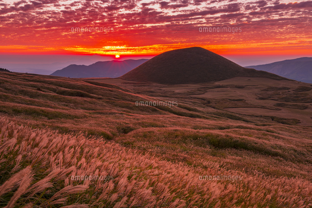 米塚の夕日
(c)YOSHITSUGU NISHIGAKI/SEBUN PHOTO