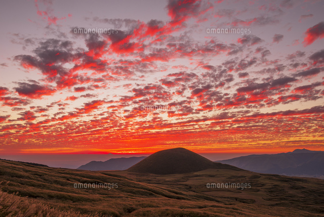 米塚の夕焼け
(c)YOSHITSUGU NISHIGAKI/SEBUN PHOTO