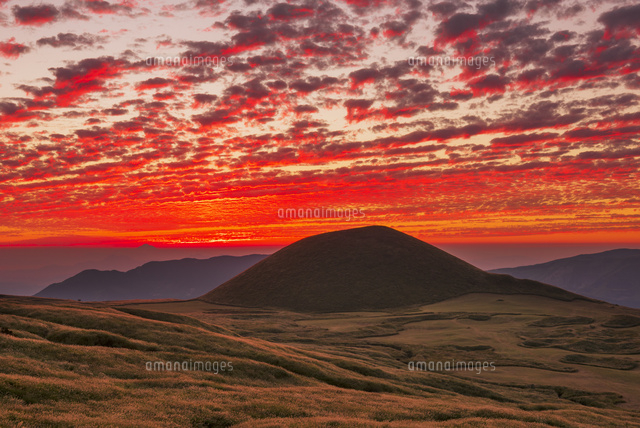 米塚の夕焼け
(c)YOSHITSUGU NISHIGAKI/SEBUN PHOTO