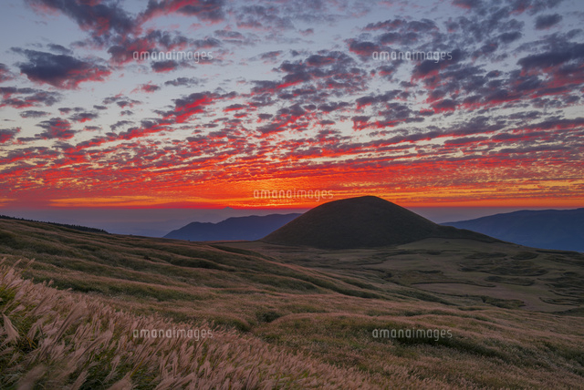 米塚の夕焼け
(c)YOSHITSUGU NISHIGAKI/SEBUN PHOTO