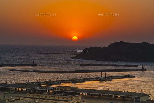 浜田港の夕日
(c)YOSHITSUGU NISHIGAKI/SEBUN PHOTO