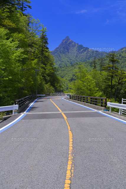 石鎚スカイラインと石鎚山
(c)YOSHITSUGU NISHIGAKI/SEBUN PHOTO