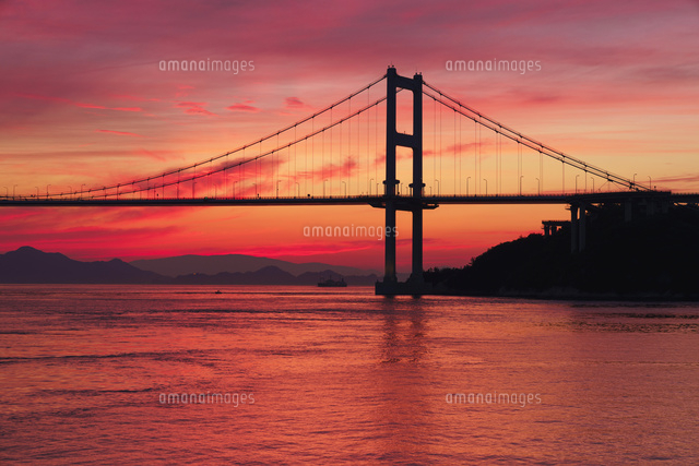 大島より来島海峡大橋の夕景
(c)YOSHITSUGU NISHIGAKI/SEBUN PHOTO