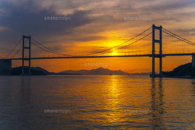 来島海峡大橋と夕日
(c)YOSHITSUGU NISHIGAKI/SEBUN PHOTO