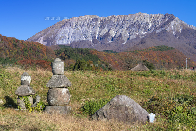 秋の大山と石仏
(c)YOSHITSUGU NISHIGAKI/SEBUN PHOTO