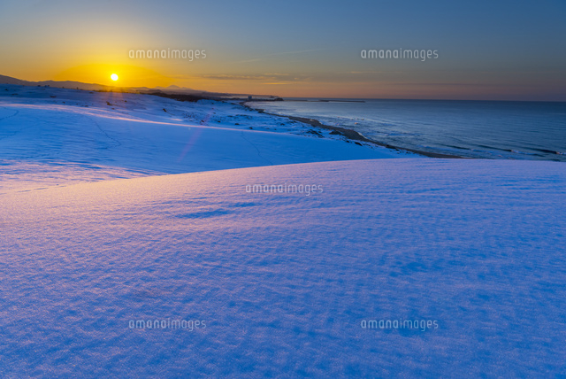 雪の鳥取砂丘夕景
(c)YOSHITSUGU NISHIGAKI/SEBUN PHOTO