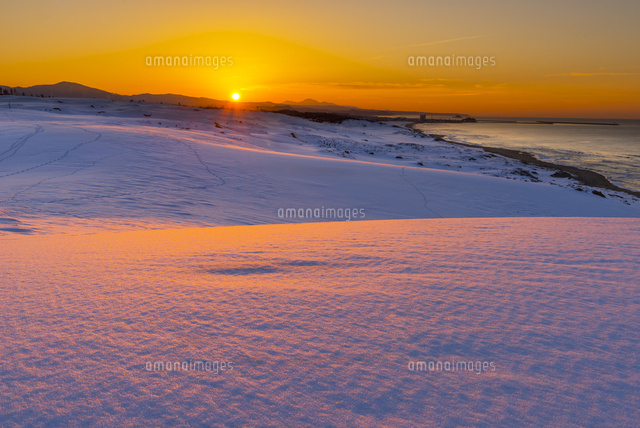 雪の鳥取砂丘夕景
(c)YOSHITSUGU NISHIGAKI/SEBUN PHOTO