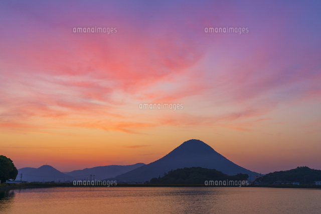 朝の宮池と讃岐富士
(c)YOSHITSUGU NISHIGAKI/SEBUN PHOTO