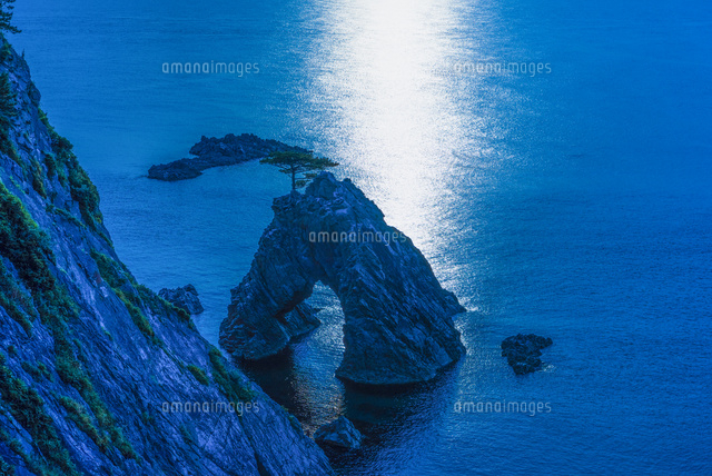浦富海岸夕景
(c)YOSHITSUGU NISHIGAKI/SEBUN PHOTO