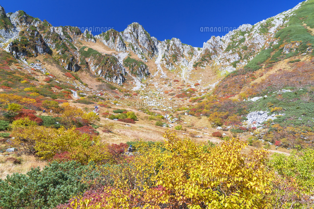 紅葉の千畳敷より宝剣岳
(c)YOSHITSUGU NISHIGAKI/SEBUN PHOTO