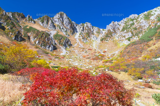 紅葉の千畳敷より宝剣岳
(c)YOSHITSUGU NISHIGAKI/SEBUN PHOTO