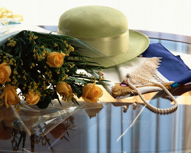 帽子とバラの花束とネックレス
(c)NORIKAZU KATSUI/orion