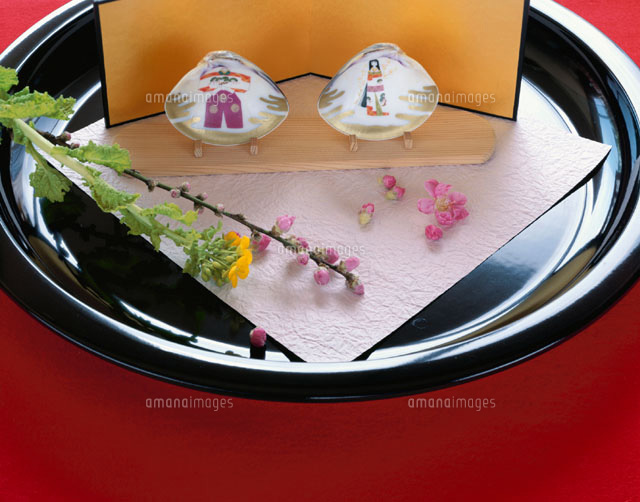 盆の上のひな飾りと花
(c)NORIKAZU KATSUI/orion