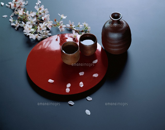 朱色の盆の上の桜の花と盃と徳利
(c)NORIKAZU KATSUI/orion