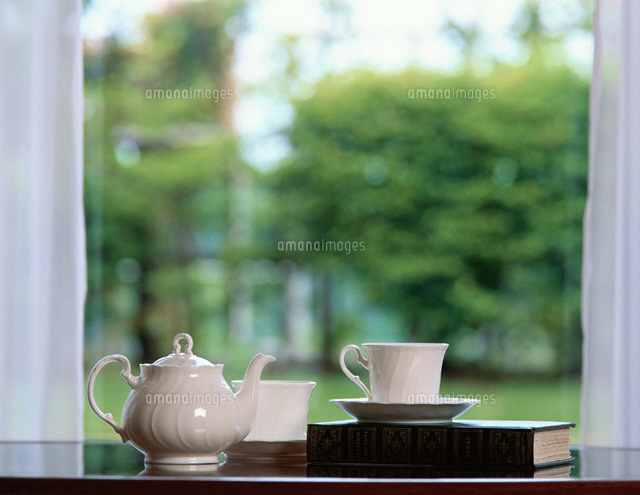 窓辺のテーブルの上の本とコーヒー
(c)NORIKAZU KATSUI/orion