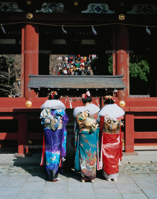 参拝する振袖を着た3人の日本人女性後ろ姿
(c)IKUO NONAKA/SEBUN PHOTO