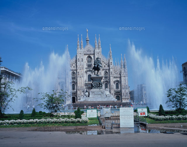 噴水とエマヌエレ2世像とドゥオモ ミラノ イタリア
(c)IKUO NONAKA/SEBUN PHOTO