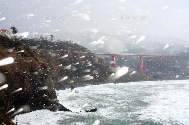冬の日本海と米山大橋
(c)NIIGATA PHOTO LIBRARY/SEBUN PHOTO