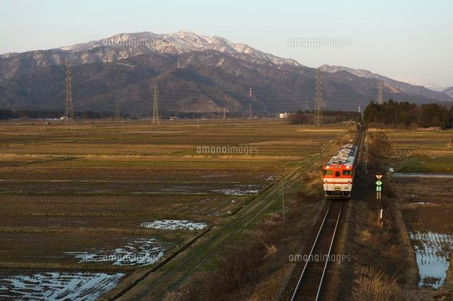 山並みと電車
(c)NIIGATA PHOTO LIBRARY/SEBUN PHOTO