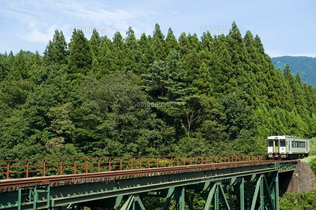 鉄橋を走る電車
(c)NIIGATA PHOTO LIBRARY/SEBUN PHOTO