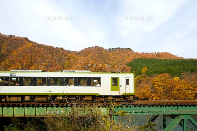 鉄橋を走る電車
(c)NIIGATA PHOTO LIBRARY/SEBUN PHOTO