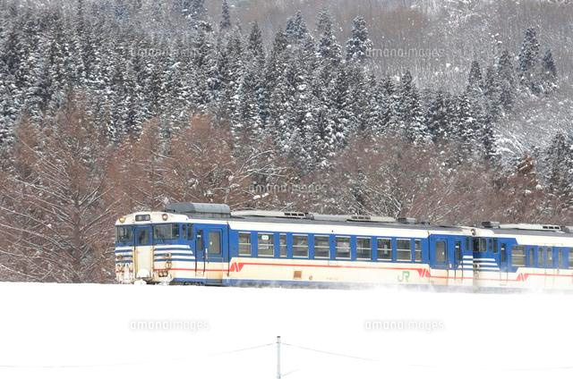 雪の中を走る電車
(c)NIIGATA PHOTO LIBRARY/SEBUN PHOTO