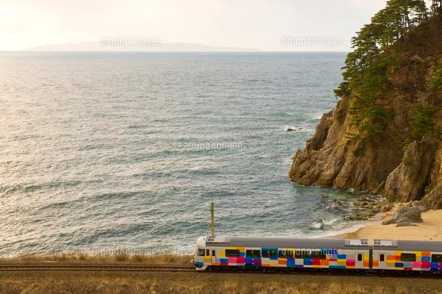 海岸線を走る電車
(c)NIIGATA PHOTO LIBRARY/SEBUN PHOTO