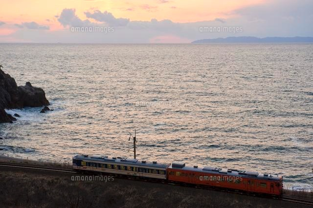 海岸線を走る電車
(c)NIIGATA PHOTO LIBRARY/SEBUN PHOTO