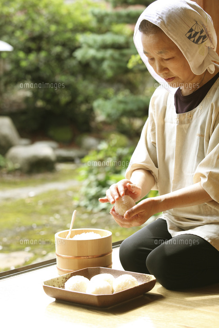 縁側でおにぎりを握る女性
(c)NIIGATA PHOTO LIBRARY/SEBUN PHOTO