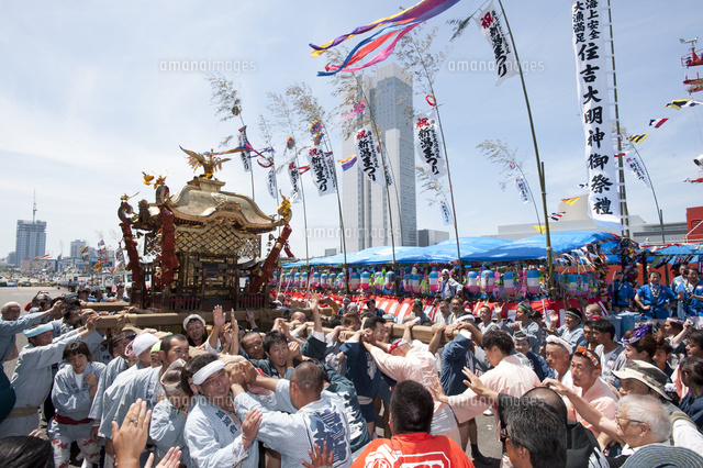 新潟祭りの水上みこし渡御
(c)NIIGATA PHOTO LIBRARY/SEBUN PHOTO
