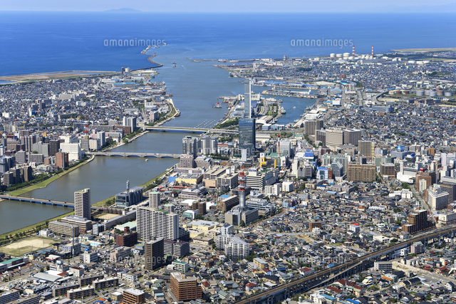 信濃川河口方面を望む街並みの空撮
(c)NIIGATA PHOTO LIBRARY/SEBUN PHOTO